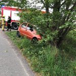 Jelcz-Laskowice: Zasnął za kierownicą, uderzył w drzewo